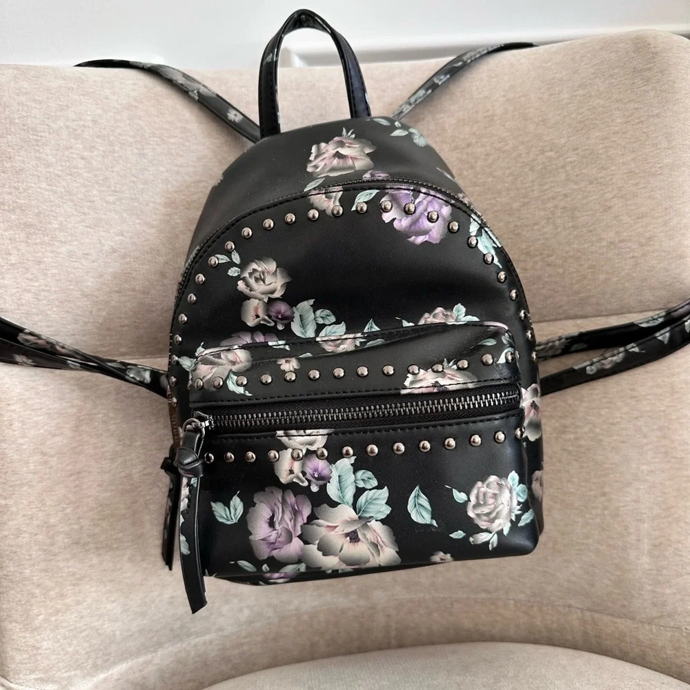 Mini backpack with flowers, double pocket.